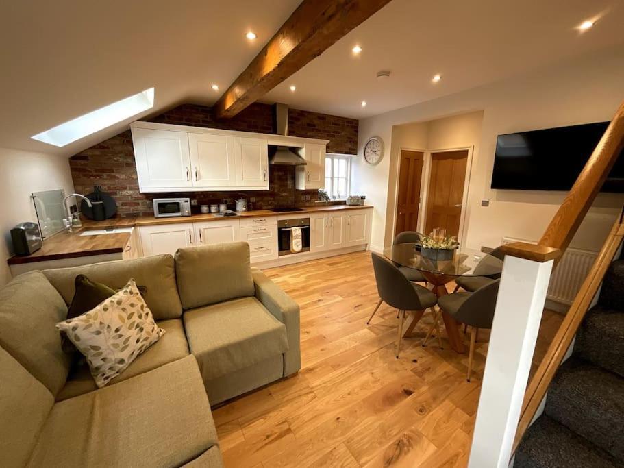 Apt D In Old Grade 2 Converted Farmhouse Маркет Уейтън Екстериор снимка
