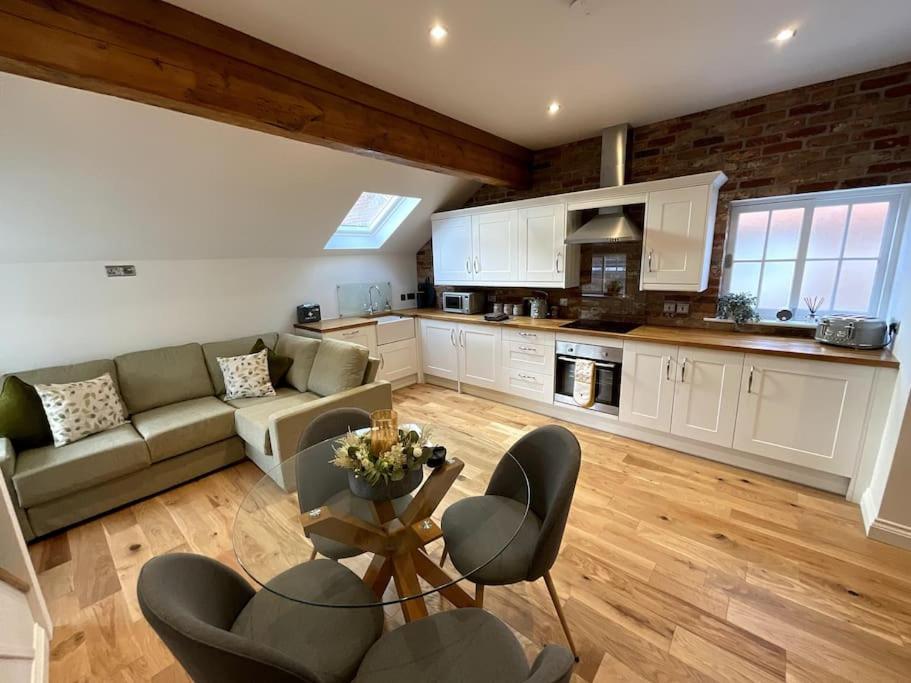 Apt D In Old Grade 2 Converted Farmhouse Маркет Уейтън Екстериор снимка