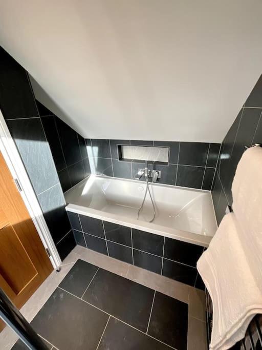 Apt D In Old Grade 2 Converted Farmhouse Маркет Уейтън Екстериор снимка